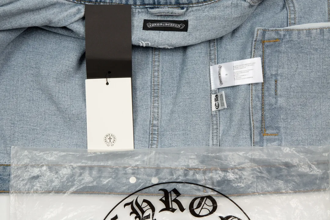 P240 Style number: H122 Chrome Hearts CH cross leather label patch with Sanskrit letters for couples, washed denim jacket, shirt jacket. Super popular style is here. The best item for this weather, cool oversize style. The classic white cross logo is all over the whole dress, and the large cross leather label on the back is the finishing touch. It is generous and full of personality without being exaggerated. It is a perfect versatile style for spring and summer! It is made of 100% denim cotton fabric with heavy thread count and washed with water to ensure a stiff and tough shape while being comfortable and breathable against the skin. The high-density embroidery of Sanskrit letters is ultra-exquisite. The original molded custom buttons, large cross leather label, and Croxin's silver jewelry details are all luxurious! Casual and loose version, lazy and casual, the same style for men and women. It is very trendy to match it with sweatpants and wide-leg pants. The focus is on versatility. It can be used as a jacket in spring and autumn. Size: S-XL Color: blue